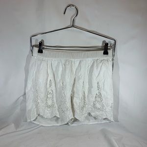 🌸WHITE JW STYLES LACE MINI SHORTS🌸